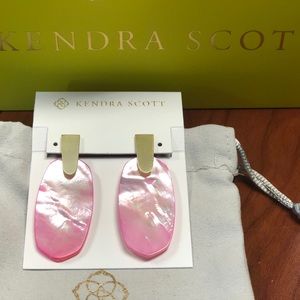 KENDRA SCOTT Earrings in Blush Mother of Pearl